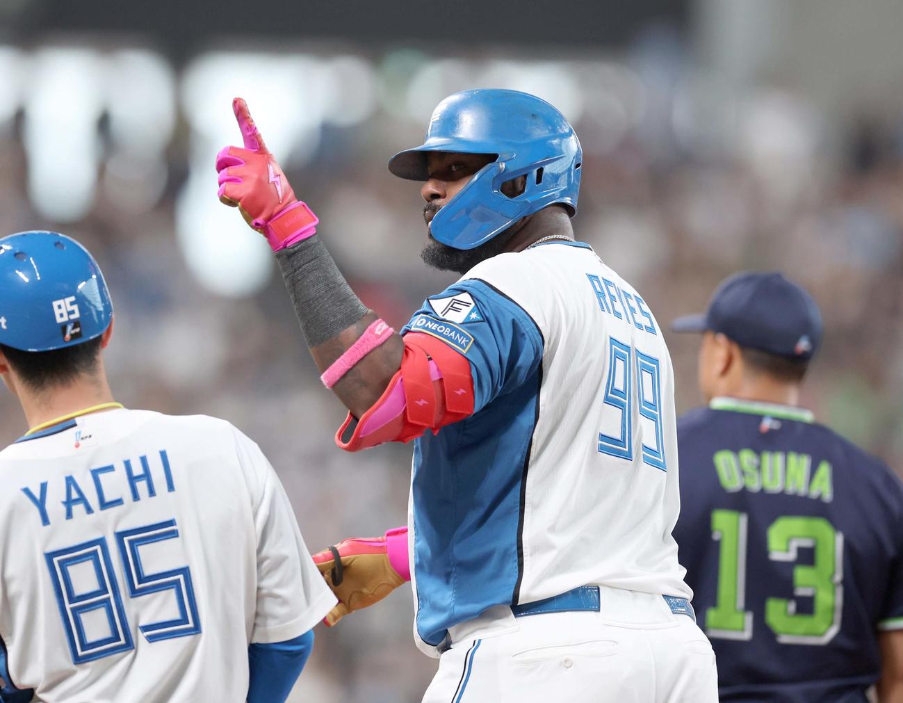 日本ハム対ヤクルト　1回裏日本ハム1死一、三塁、左前適時打を放つレイエス（撮影・黒川智章）