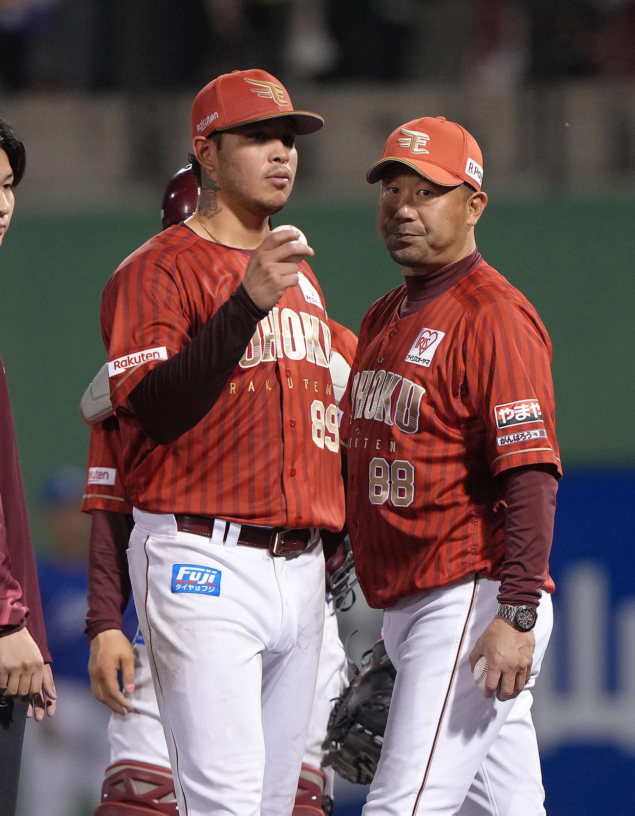 楽天対中日　7回、楽天ヤフーレ（左）の交代を告げ、マウンドで声をかける三木監督（撮影・足立雅史）