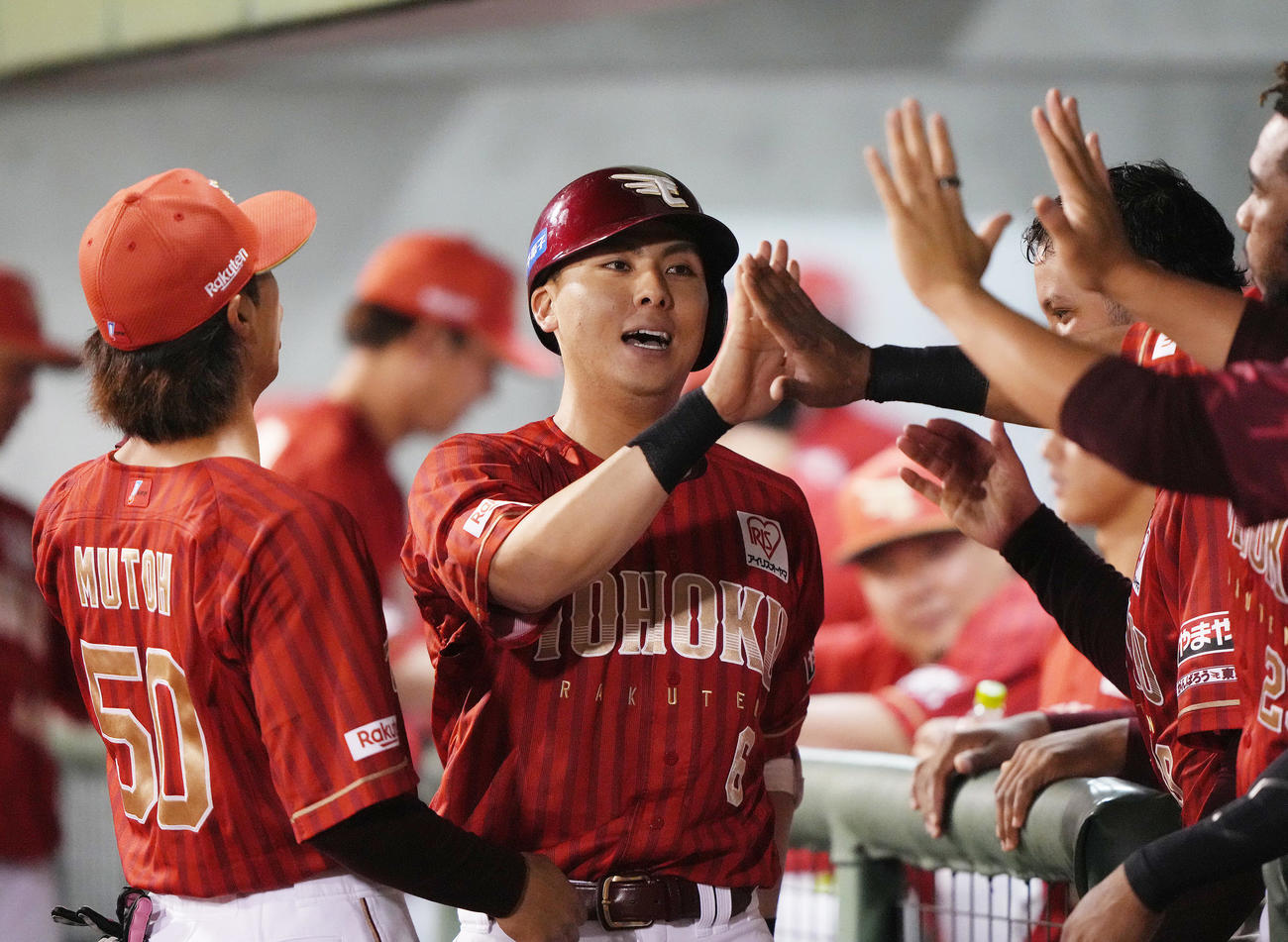 楽天対中日　6回裏楽天1死、村林は先制本塁打を放ちタッチを交わす（撮影・足立雅史）