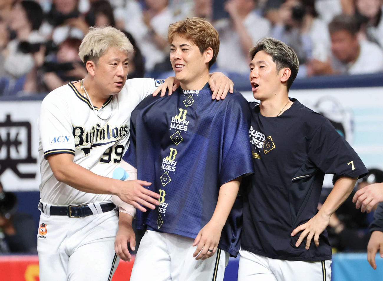 オリックス対DeNA DeNAに勝利し、勝利の輪に加わるためベンチを出る（左から）オリックス杉本、九里、西川（撮影・西尾就之）