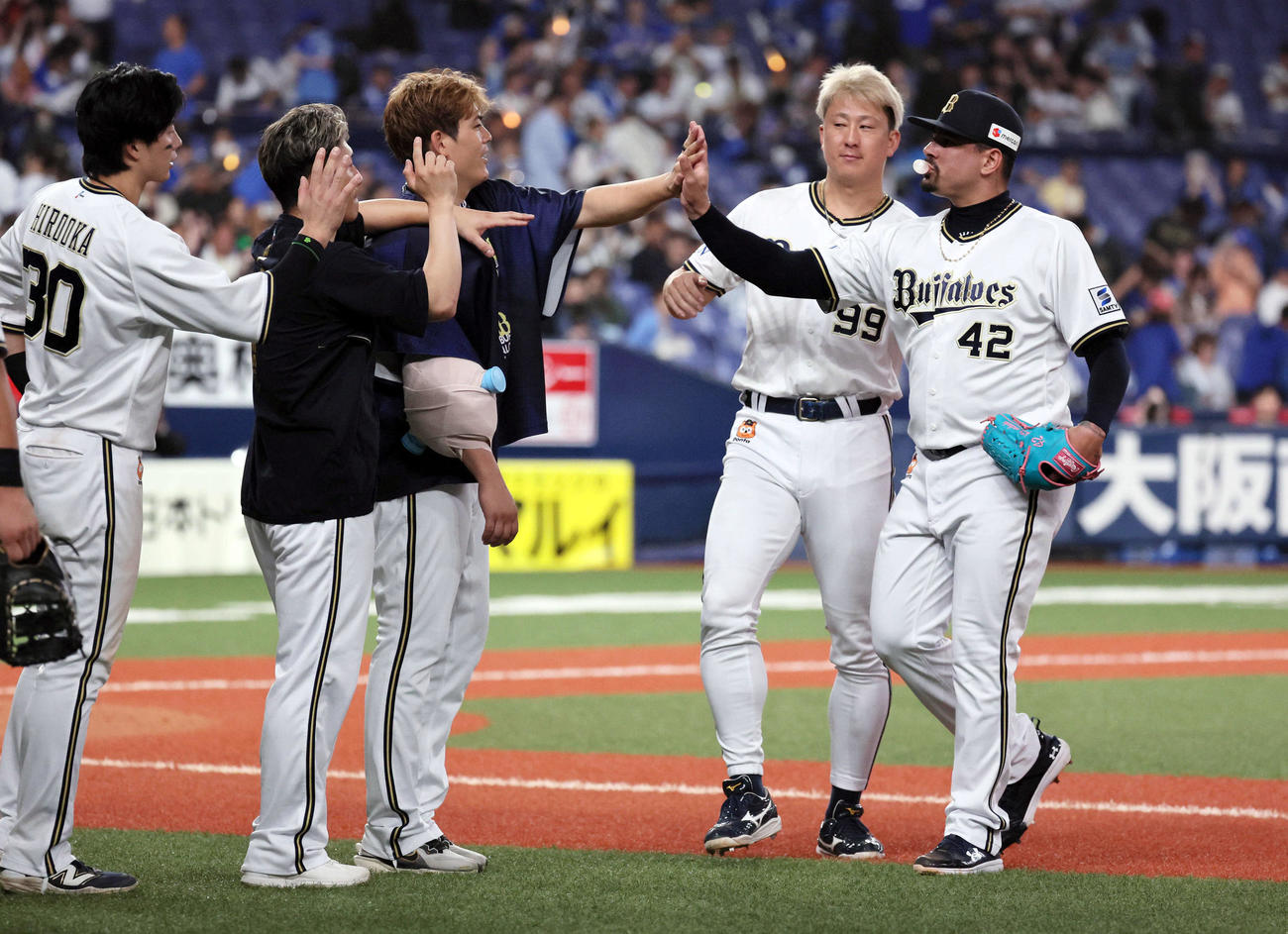オリックス対DeNA　九里（左から3人目）は杉本（同4人目）と最後を締めたマチャド（右）を迎える（撮影・宮崎幸一）