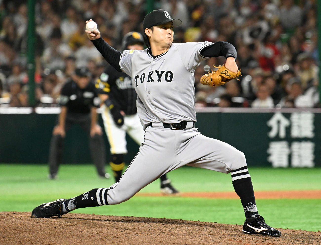 ソフトバンク対巨人　巨人6番手投手・田中瑛（撮影・林敢治）
