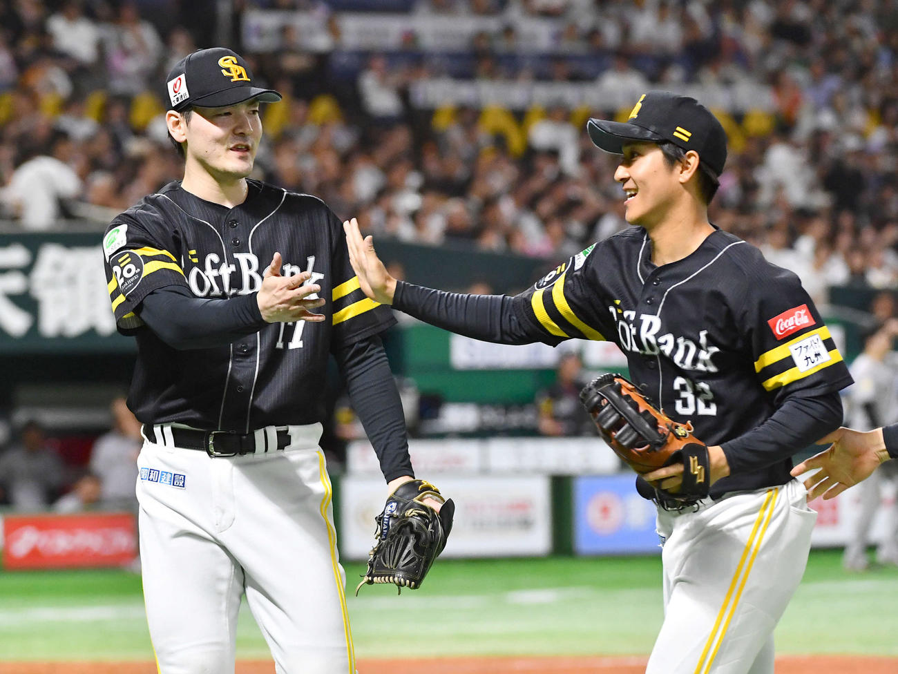 ソフトバンク対巨人　5回表巨人2死一、二塁、増田陸の左前安打を本塁へ好返球しアウトにした柳町（右）とタッチを交わす有原（撮影・岩下翔太）