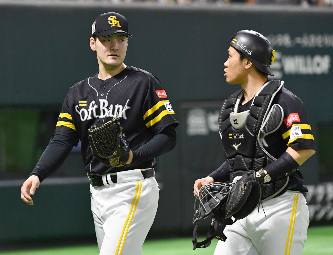 ソフトバンク対巨人　1回表を終え、海野（右）と話しながらベンチへ戻る有原（撮影・岩下翔太）