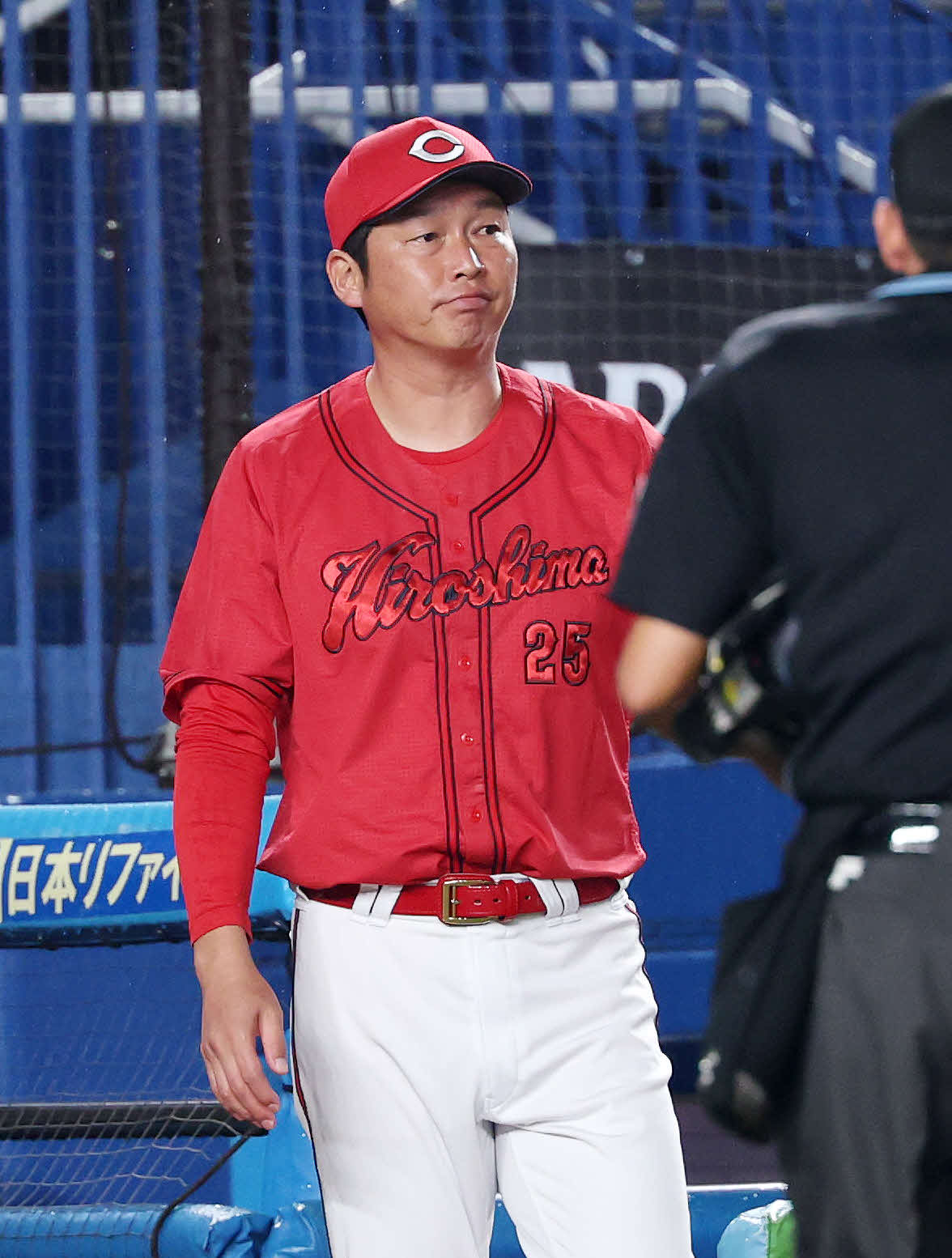ロッテ対広島　8回裏、投手交代を告げる広島新井監督（撮影・鈴木正人）
