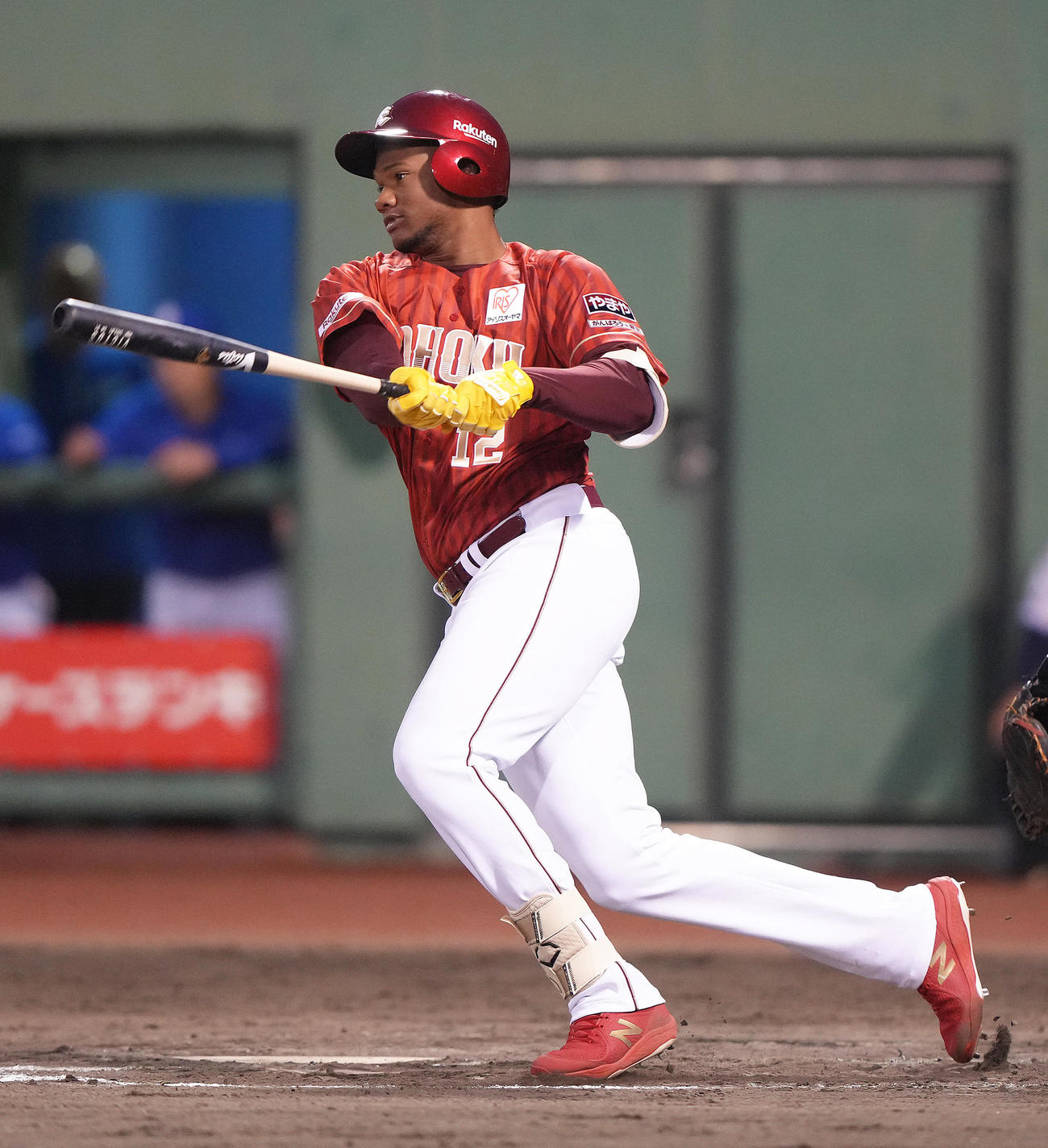 楽天対中日　4回裏楽天2死一塁、ゴンザレスは投ゴロに倒れる（撮影・足立雅史）