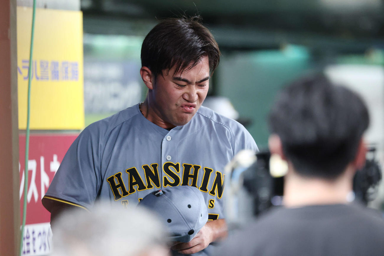 西武対阪神　8回裏、逆転を許しベンチで厳しい表情の阪神桐敷（撮影・宮地輝）