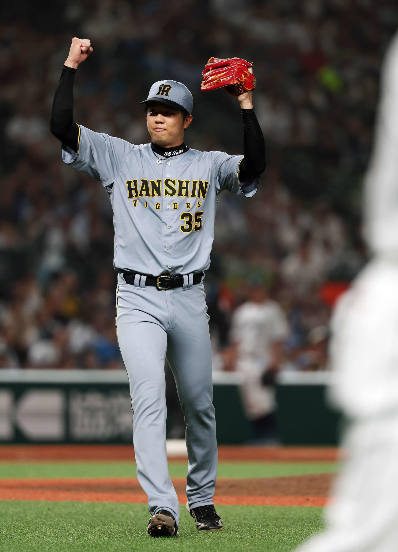 西武対阪神　6回裏西武2死満塁、源田を二飛に仕留めガッツポーズする才木（撮影・宮地輝）