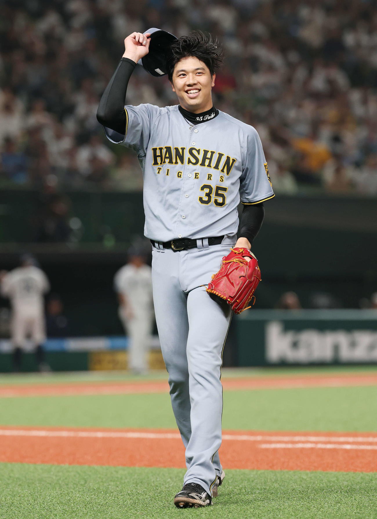 西武対阪神　6回裏西武2死満塁、源田を二飛に仕留め笑顔を見せる才木（撮影・宮地輝）