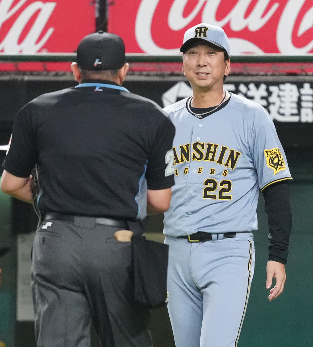 西武対阪神　8回裏途中、阪神3番手桐敷の交代を告げる藤川監督（撮影・江口和貴）