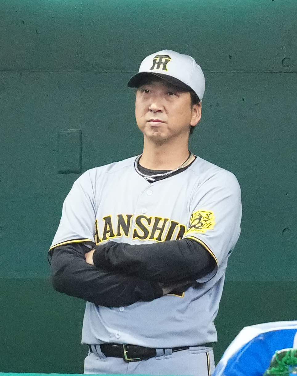 西武対阪神　8回裏途中、阪神3番手桐敷の交代を告げベンチで厳しい表情の藤川監督（撮影・江口和貴）