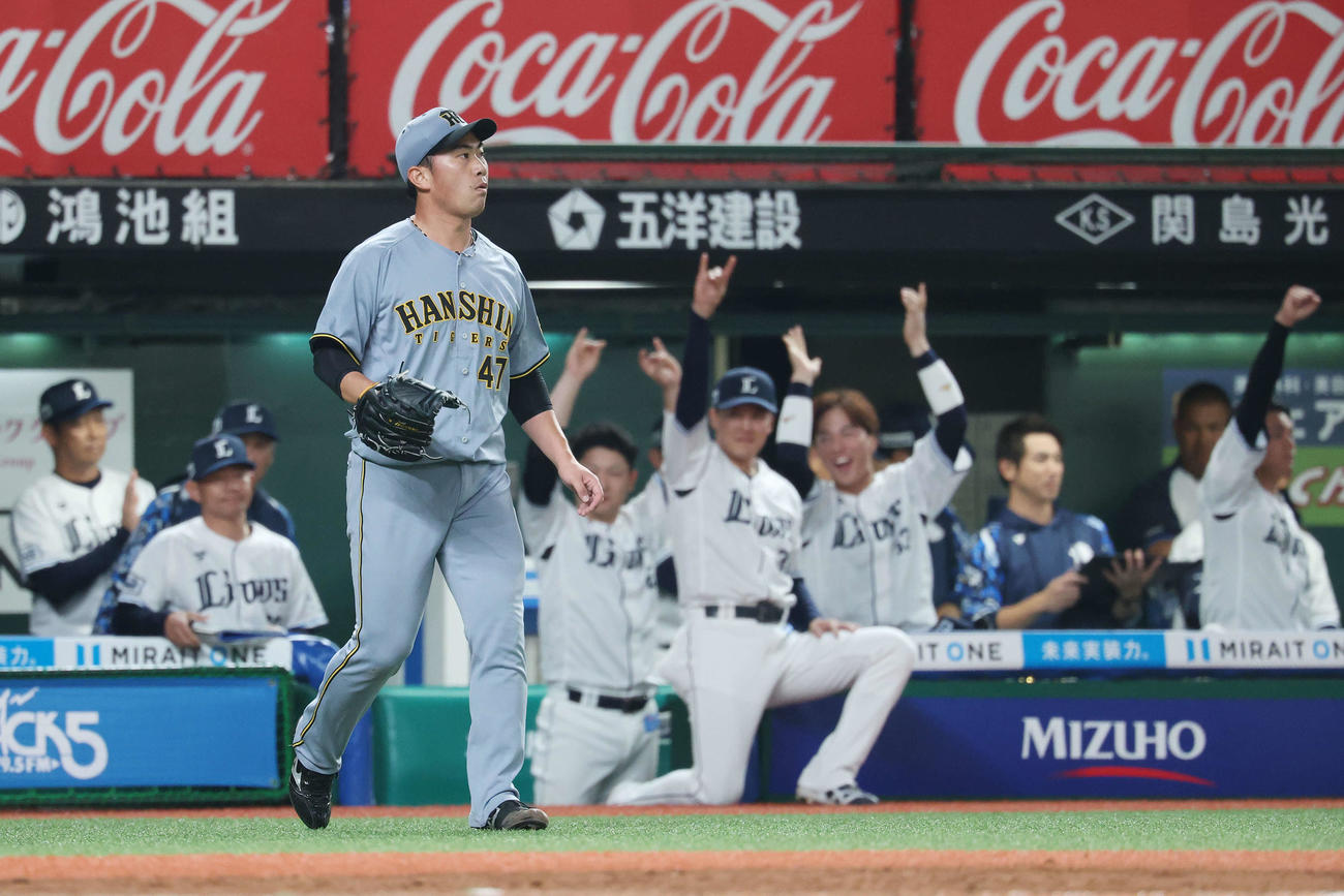 西武対阪神　8回裏西武1死一、二塁、ネビンに右適時二塁打を浴びる桐敷（撮影・宮地輝）
