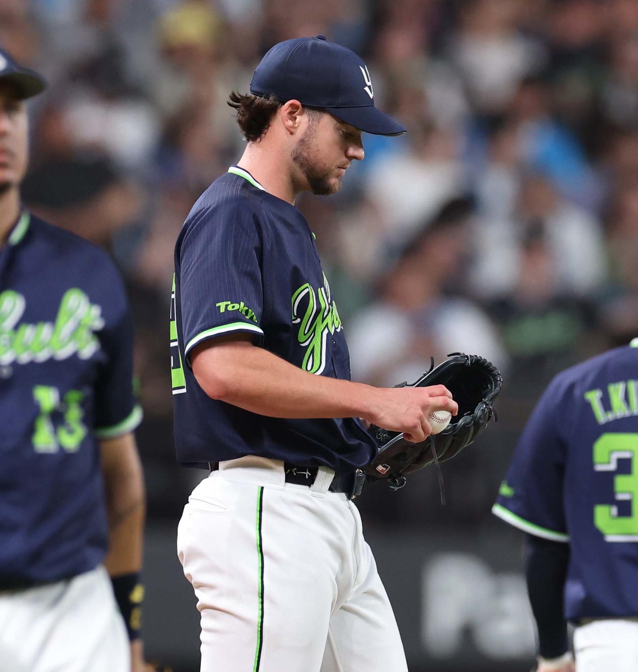 日本ハム対ヤクルト　6回裏日本ハム2死三塁、伏見に適時二塁打を浴びるランバート（撮影・黒川智章）
