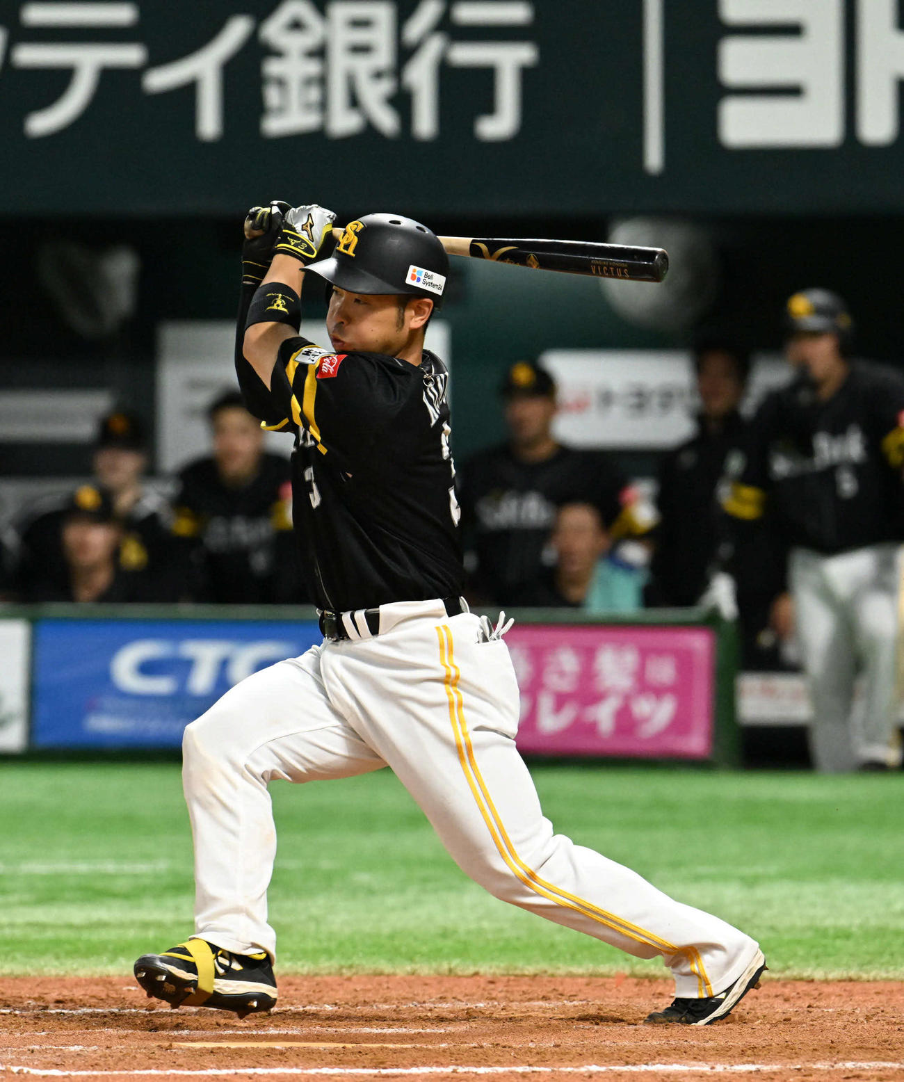 ソフトバンク対巨人　8回裏ソフトバンク1死満塁、近藤は適時打を放つ（撮影・林敢治）