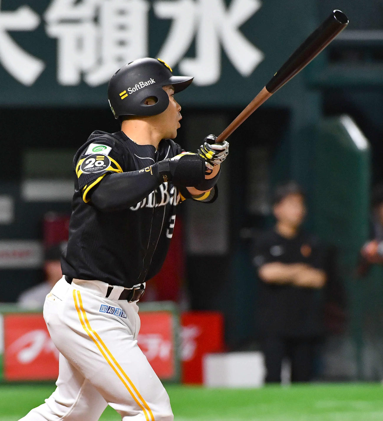 ソフトバンク対巨人　1回裏ソフトバンク1死一、三塁、近藤は先制の中犠飛を放つ（撮影・岩下翔太）