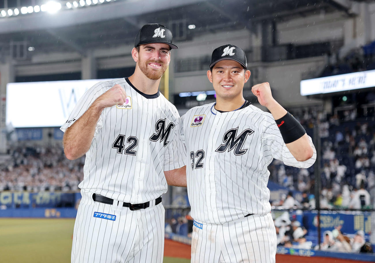ロッテ対広島　勝利しガッツポーズするロッテサモンズと佐藤（撮影・鈴木正人）