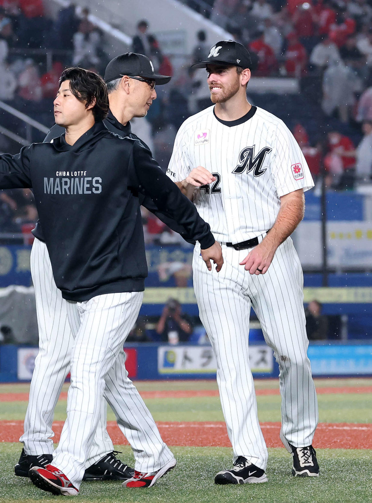ロッテ対広島　勝利しロッテサモンズ（右）を祝福する吉井監督（中央）（撮影・鈴木正人）