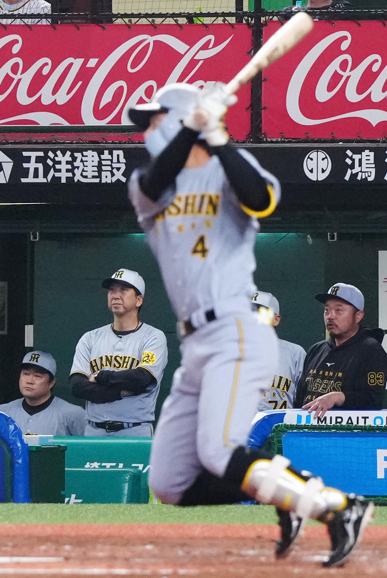 西武対阪神　2回表阪神2死一、三塁、熊谷（手前）が放った先制適時打の打球の行方を見つめる藤川監督（後方左から2人目）ら（撮影・江口和貴）