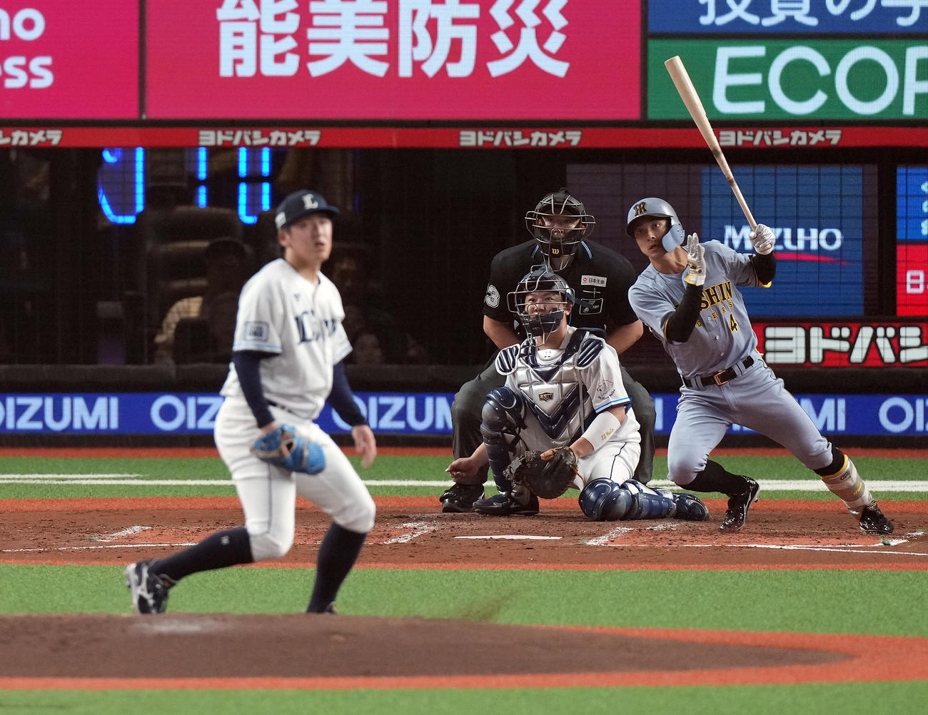 西武対阪神　2回表阪神2死一、三塁、右前に先制の適時打を放つ熊谷。投手隅田（撮影・たえ見朱実）