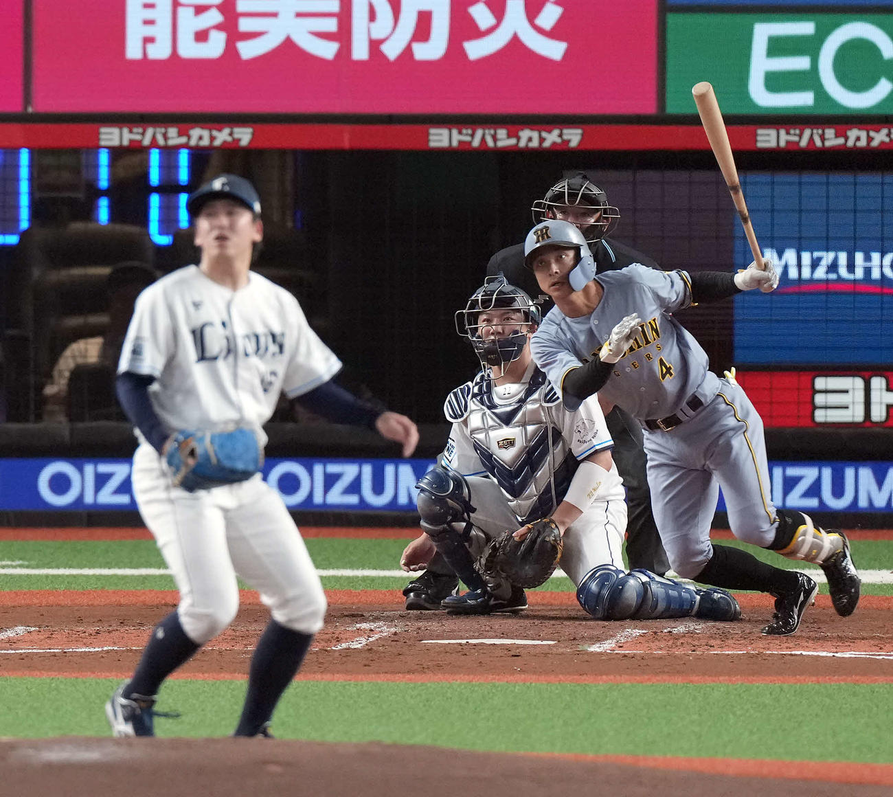 西武対阪神　2回表阪神2死一、三塁、右前に先制の適時打を放つ熊谷。投手隅田（撮影・たえ見朱実）