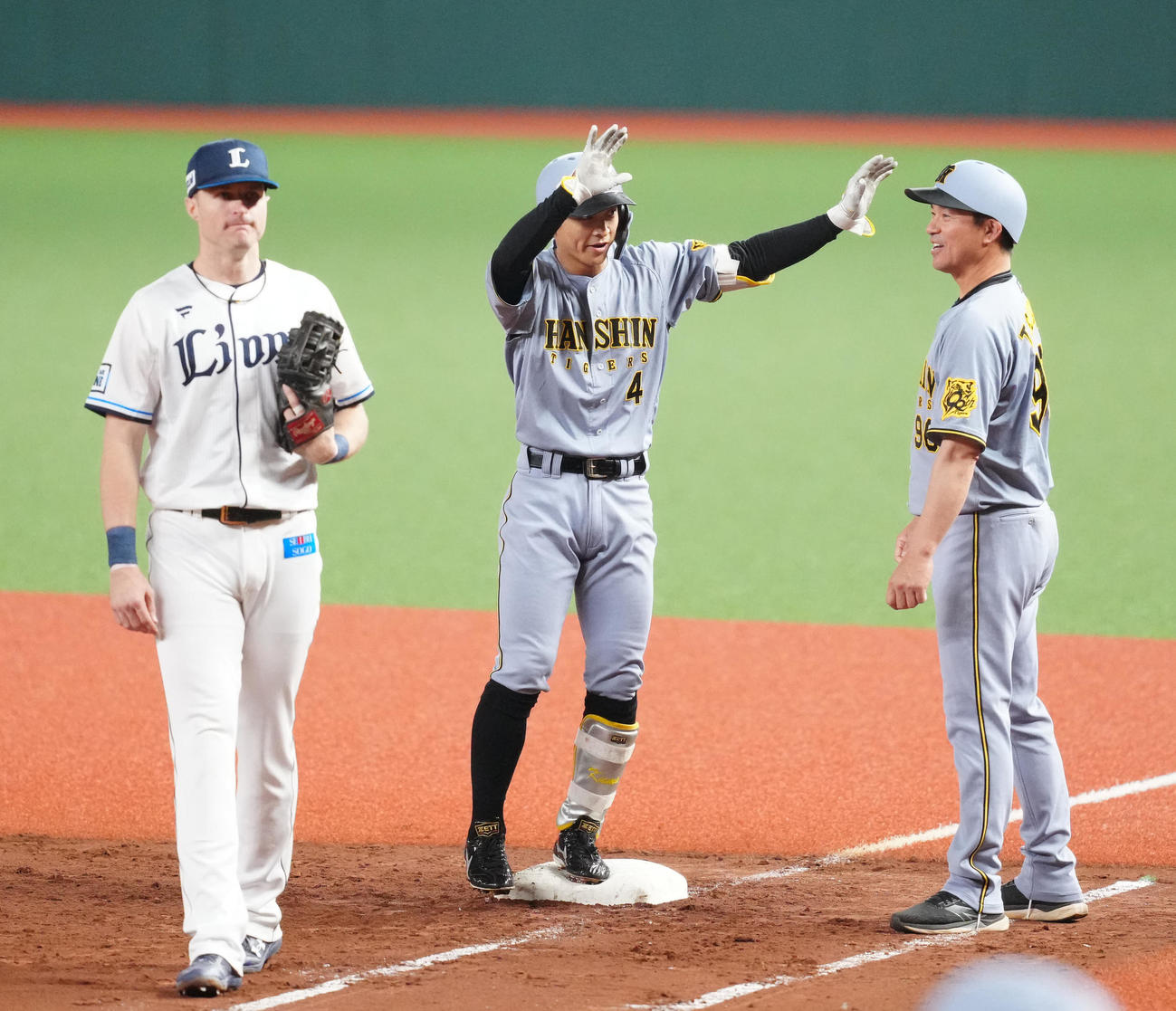 西武対阪神　2回表阪神2死一、三塁、先制適時打を放ち、ポーズを決める熊谷（中央）（撮影・江口和貴）
