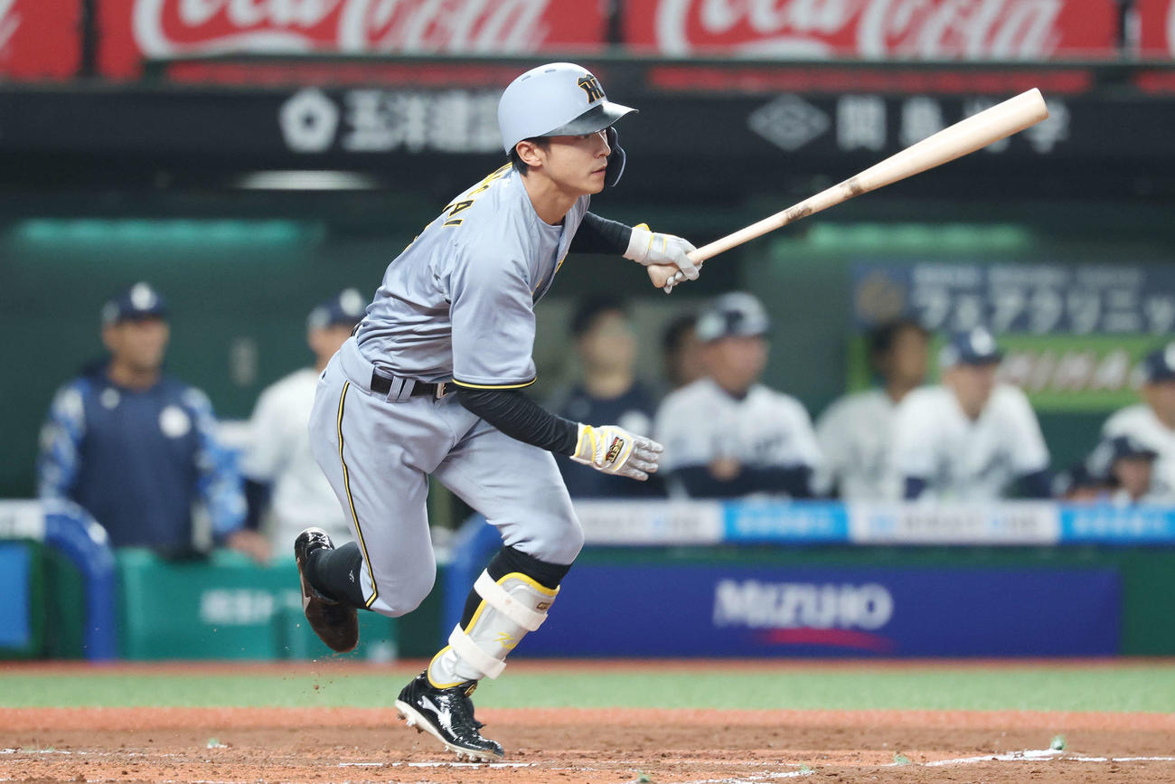 西武対阪神　2回表阪神2死一、三塁、先制適時打を放つ熊谷（撮影・宮地輝）