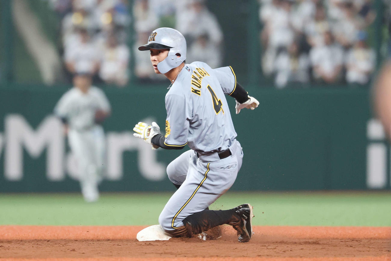 西武対阪神　2回表阪神2死一、三塁、二塁盗塁を決める熊谷（撮影・宮地輝）