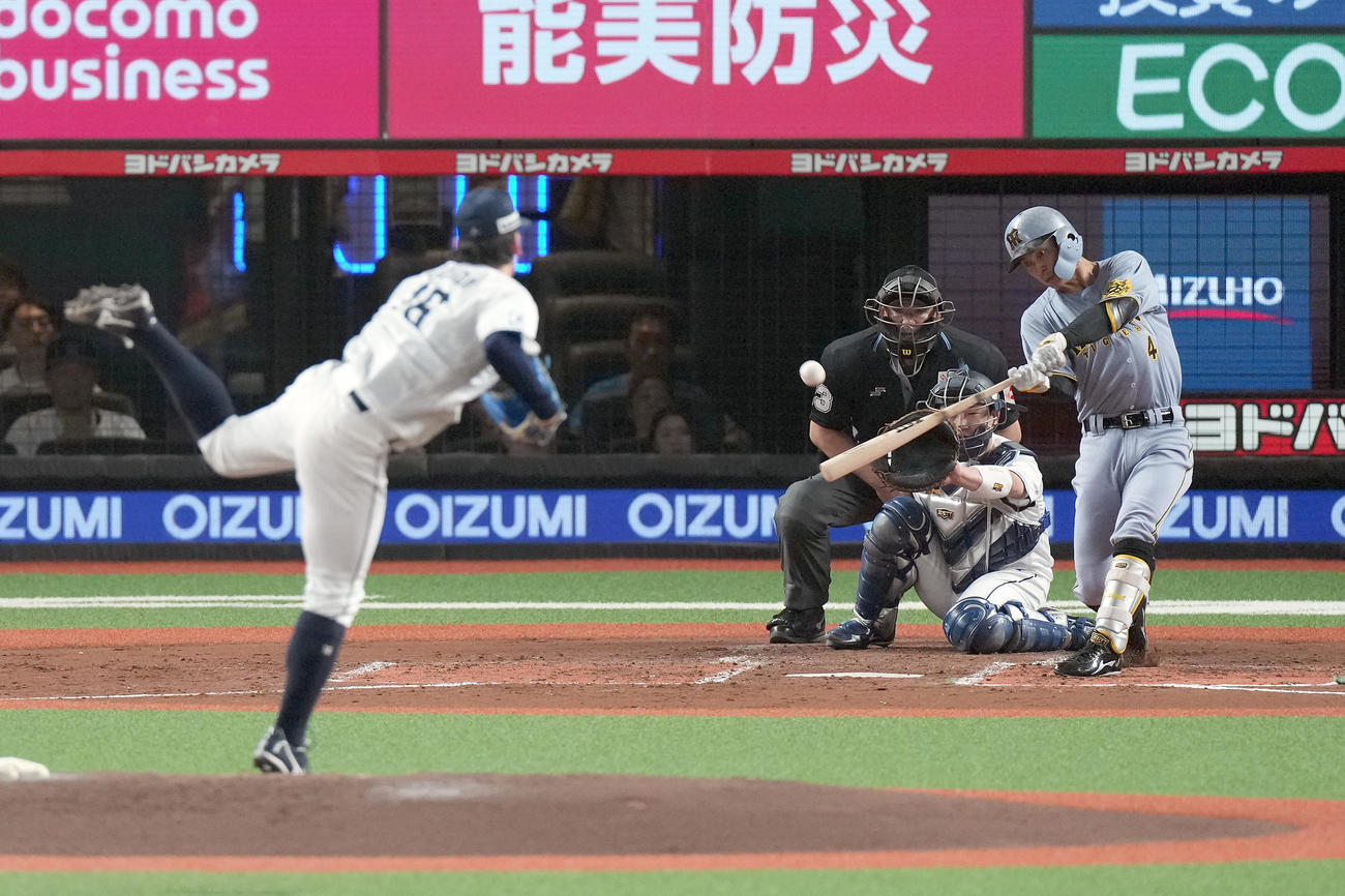 西武対阪神　2回表阪神2死一、三塁、右前に先制の適時打を放つ熊谷。投手隅田（撮影・たえ見朱実）