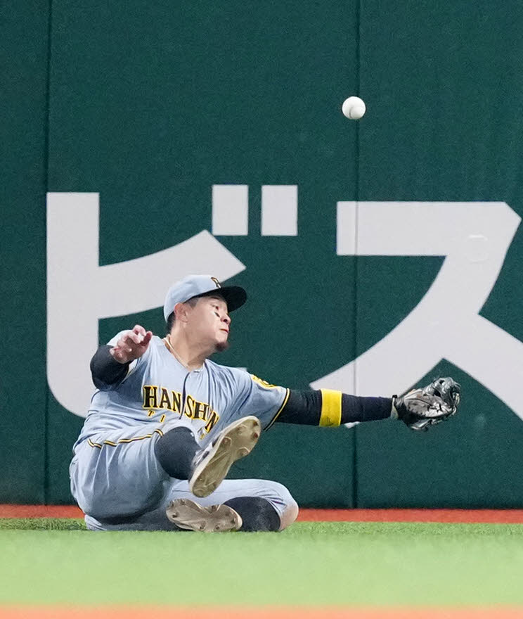 西武対阪神　8回裏西武1死一、二塁、ネビンの適時二塁打となった打球を捕球できなかった右翼手佐藤輝（撮影・江口和貴）