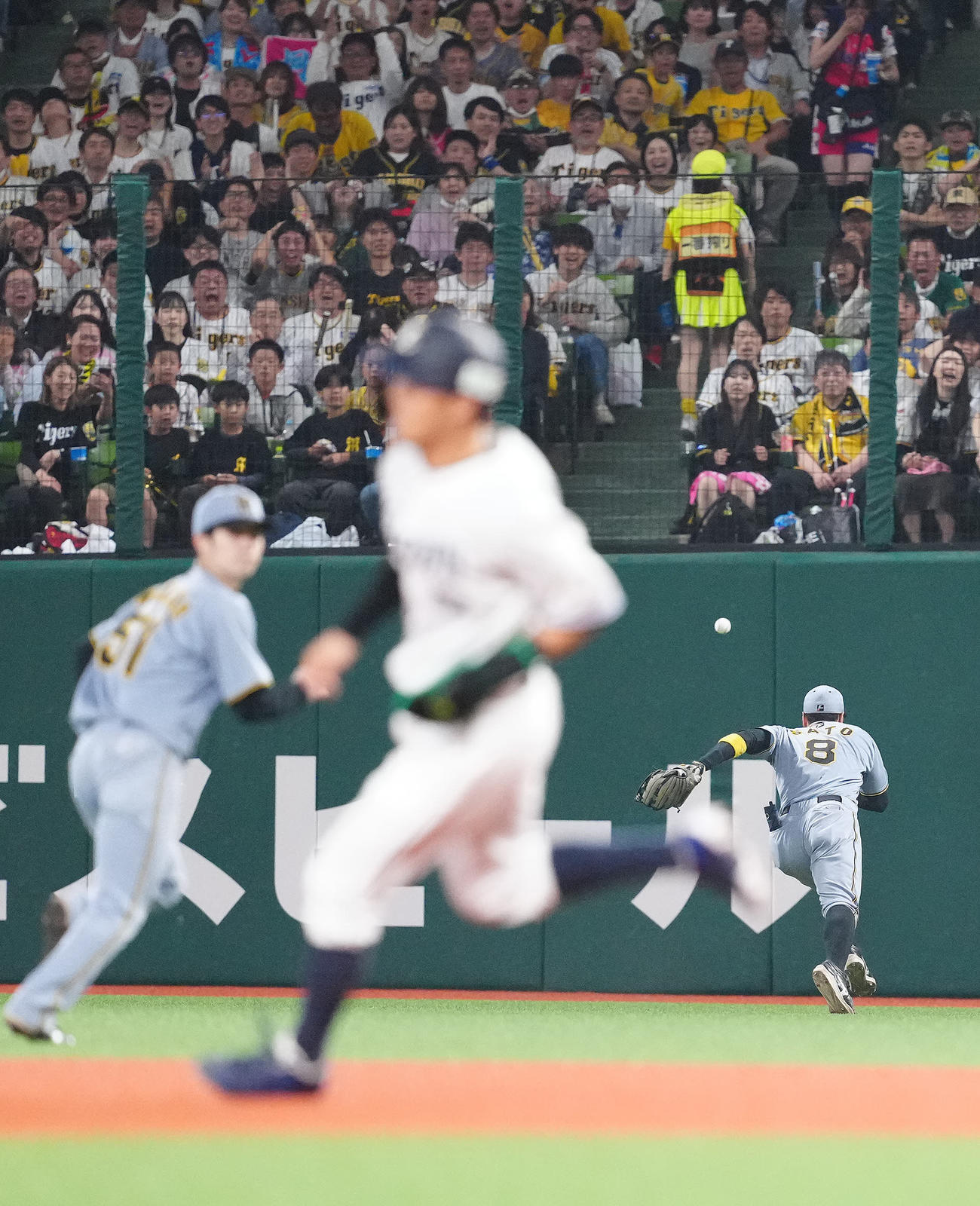 西武対阪神　8回裏西武1死一、二塁、ネビンの適時二塁打となった打球を捕球できなかった右翼手佐藤輝（右）（撮影・江口和貴）