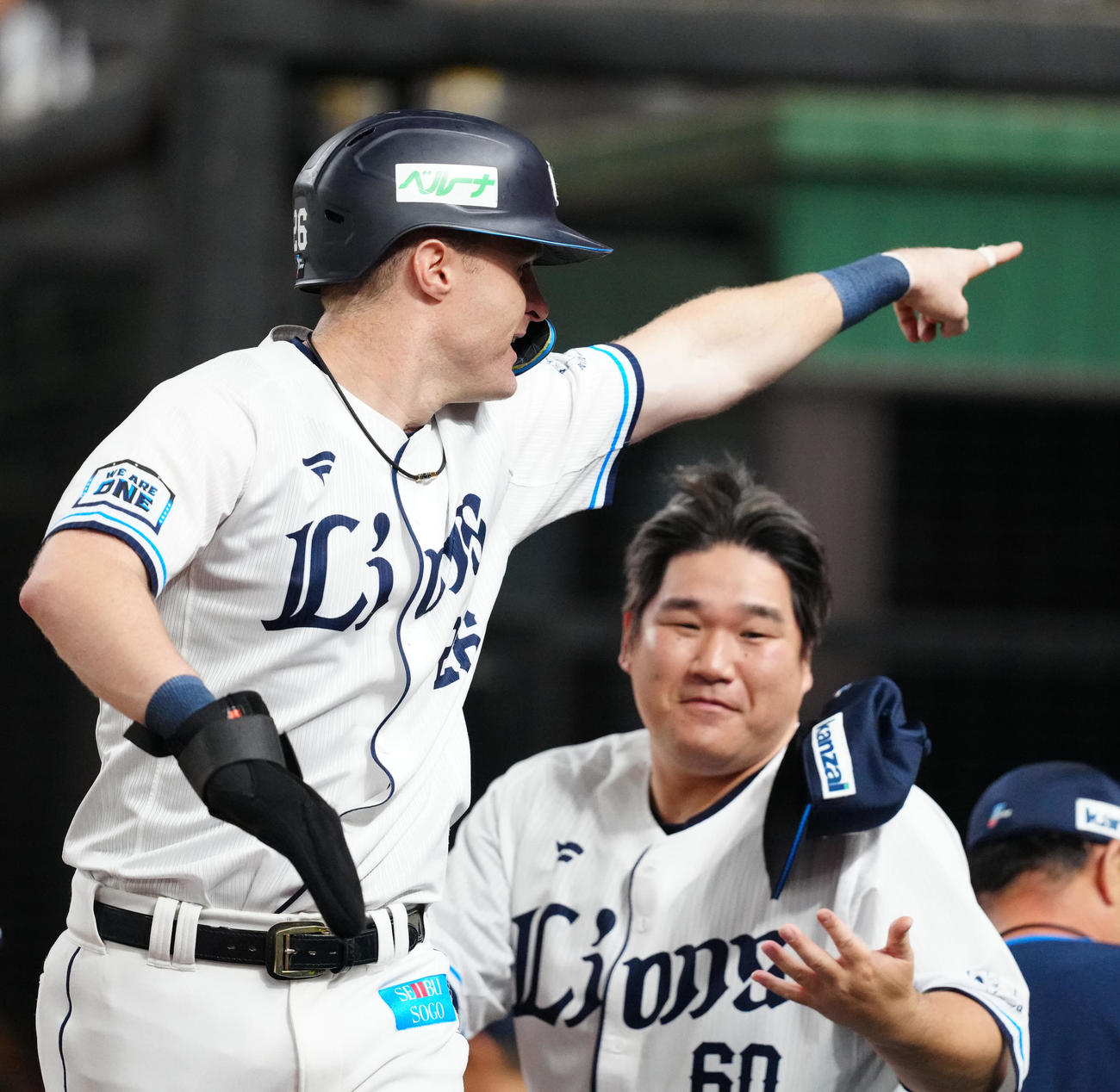 西武対阪神　8回裏西武1死満塁、山村の適時打で生還したネビン（左）。右は中村剛（撮影・江口和貴）