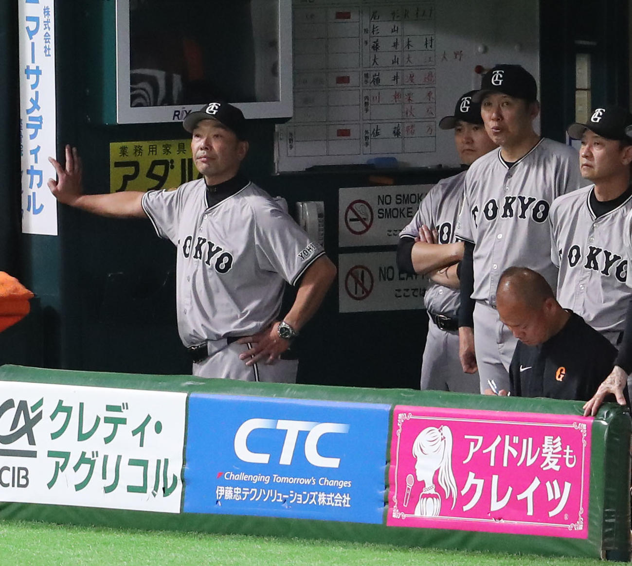 ソフトバンク対巨人　ベンチから戦況を見る阿部監督（撮影・梅根麻紀）