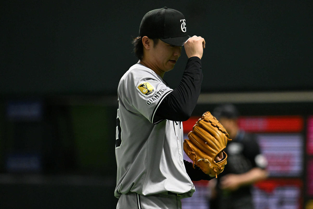 ソフトバンク対巨人　8回裏、降板する田中（撮影・林敢治）