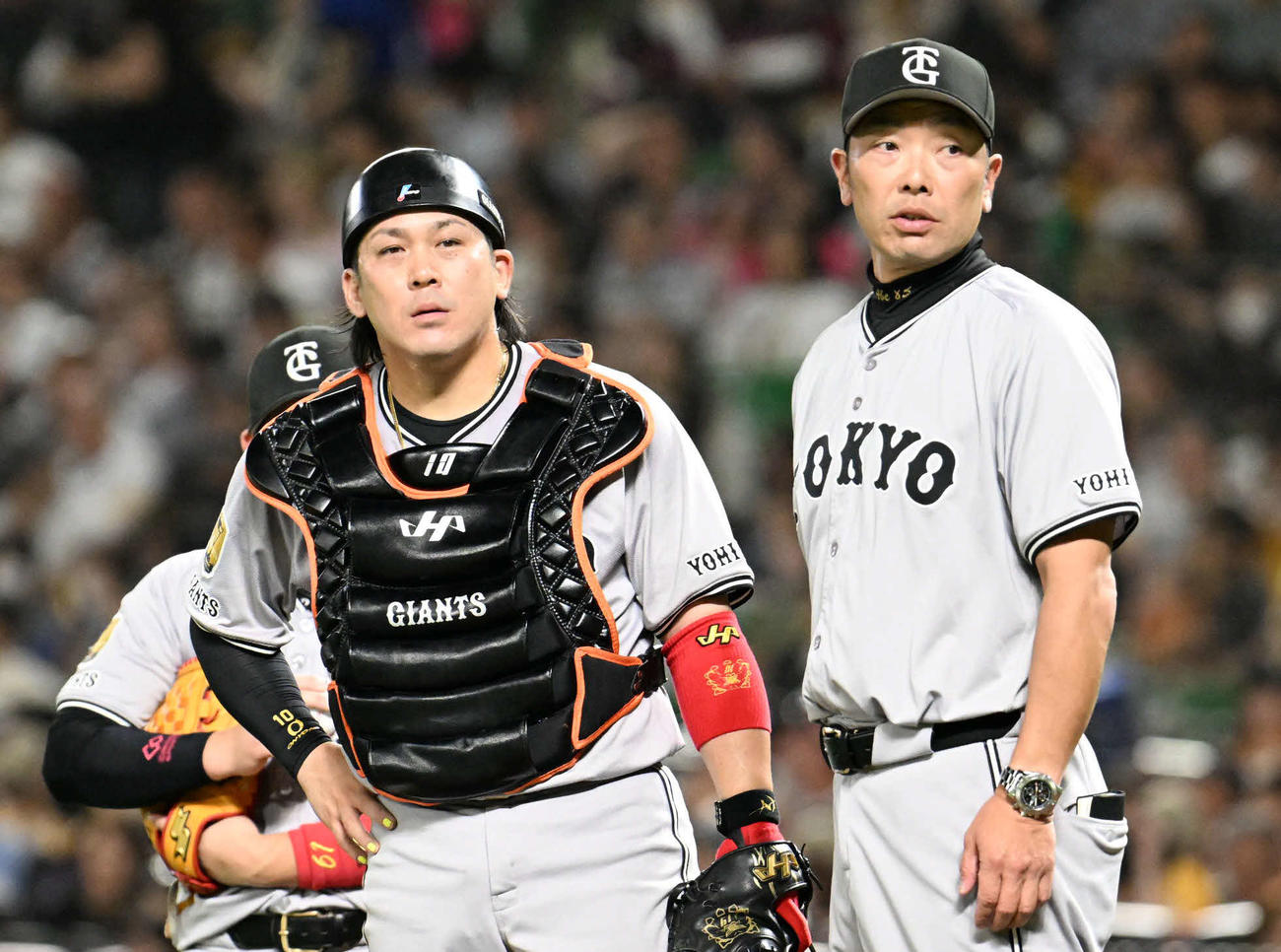 ソフトバンク対巨人　5回裏ソフトバンク2死一、二塁、マウンドで話す阿部監督（右）と甲斐（撮影・林敢治）