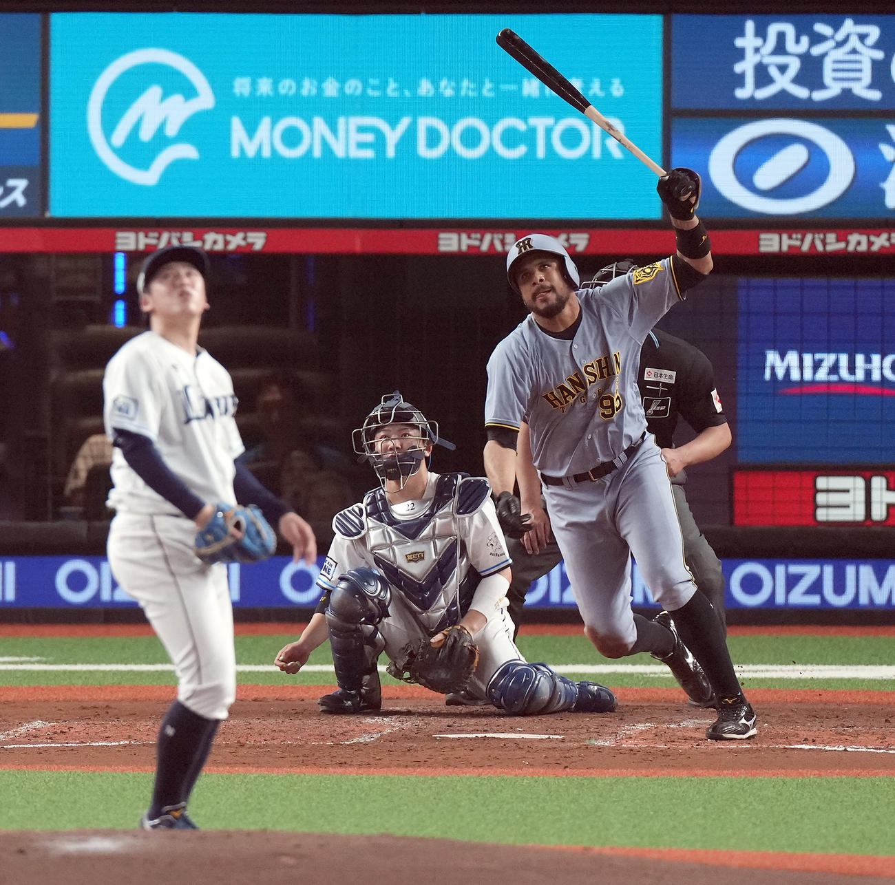 西武対阪神　3回表阪神2死三塁、中前に適時二塁打を放つヘルナンデス。投手隅田（撮影・たえ見朱実）