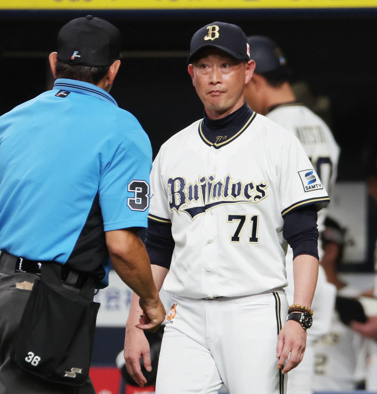 オリックス対DeNA 8回の攻撃を終え、選手交代を告げるオリックス岸田監督（撮影・西尾就之）