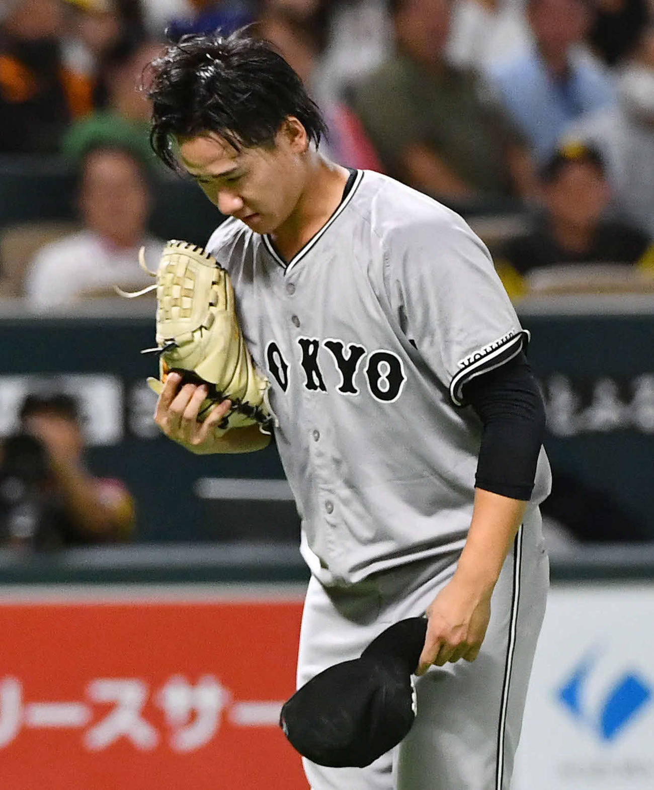 ソフトバンク対巨人　2回裏ソフトバンク1死一、二塁、危険球退場となった井上は周東に謝罪してベンチへ戻る（撮影・岩下翔太）