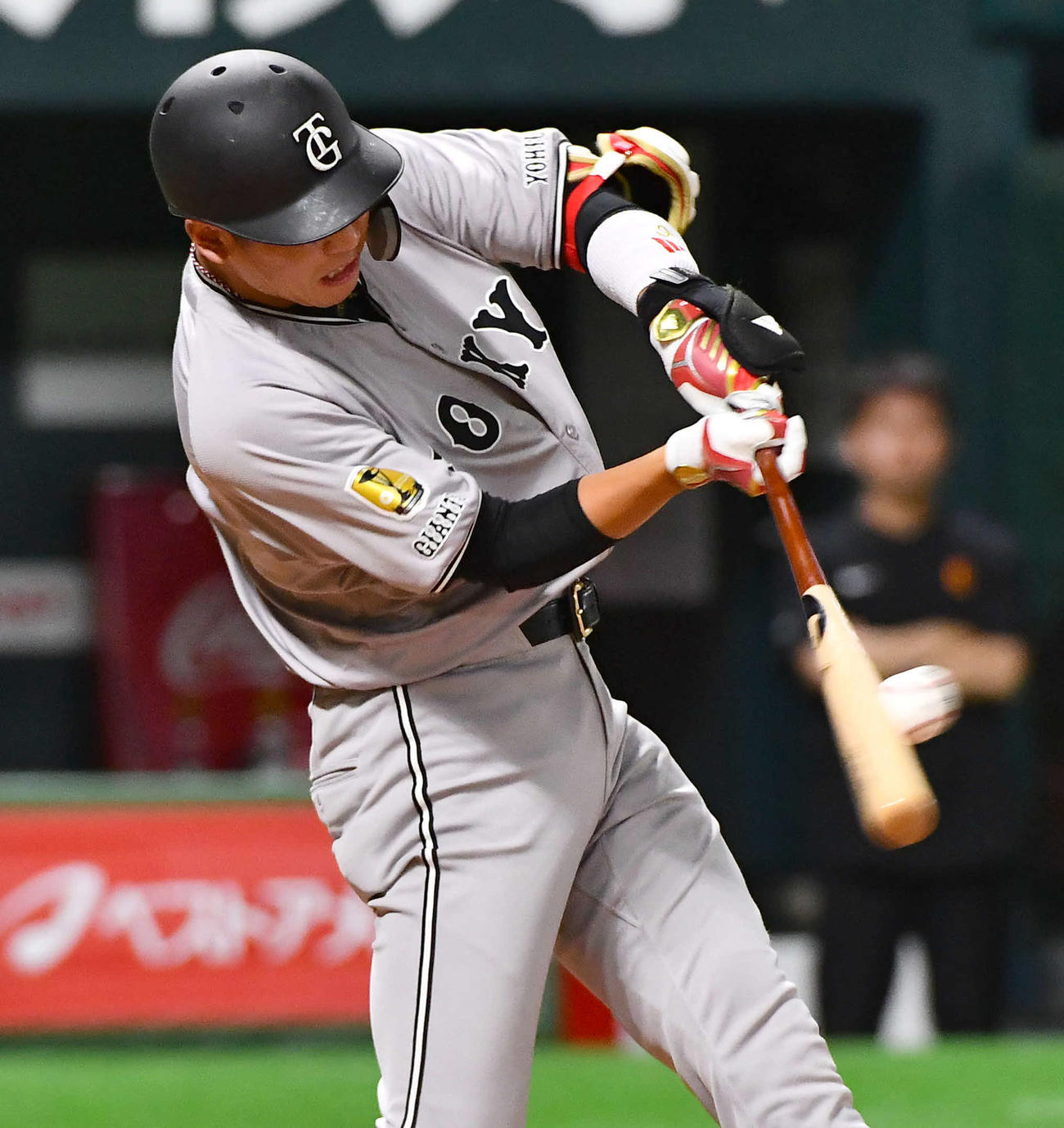 ソフトバンク対巨人　4回表巨人2死二塁、坂本は同点適時左二塁打を放つ（撮影・岩下翔太）