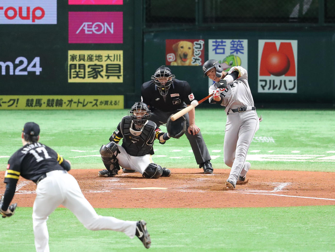 ソフトバンク対巨人　4回表巨人2死二塁、坂本は左越えに同点となる適時二塁打を放つ（撮影・梅根麻紀）