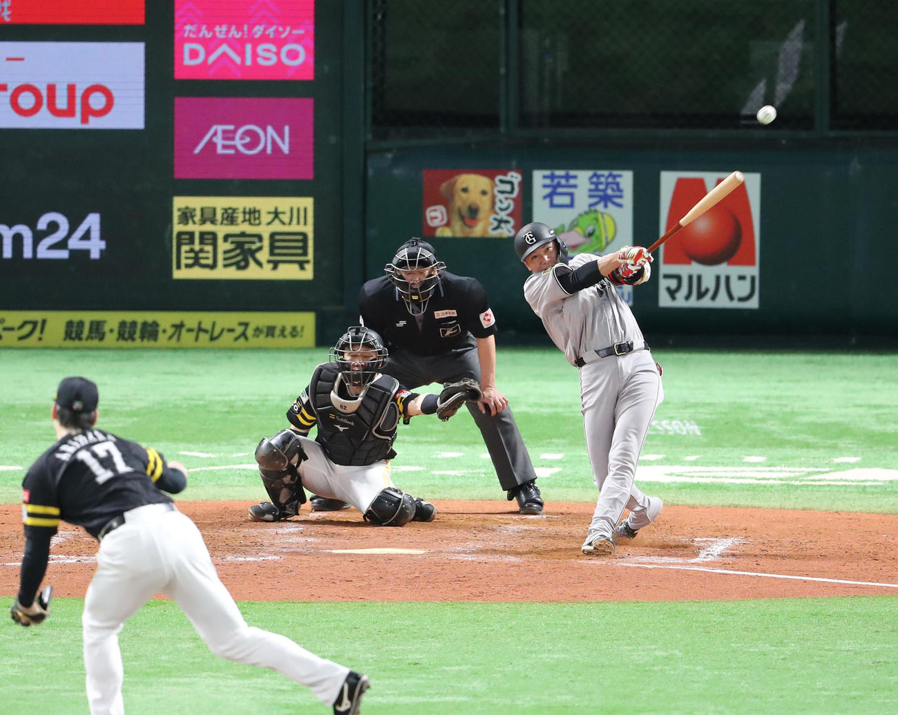 ソフトバンク対巨人　4回表巨人2死二塁、坂本は左越えに同点となる適時二塁打を放つ（撮影・梅根麻紀）