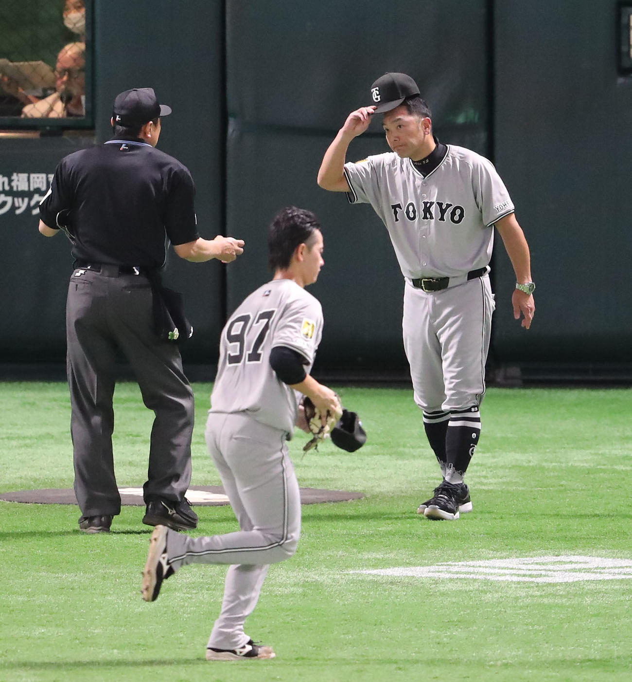 ソフトバンク対巨人　2回裏ソフトバンク1死一、二塁、井上温大は周東に危険球を当て退場、阿部監督は小久保監督と主審に謝る（撮影・梅根麻紀）