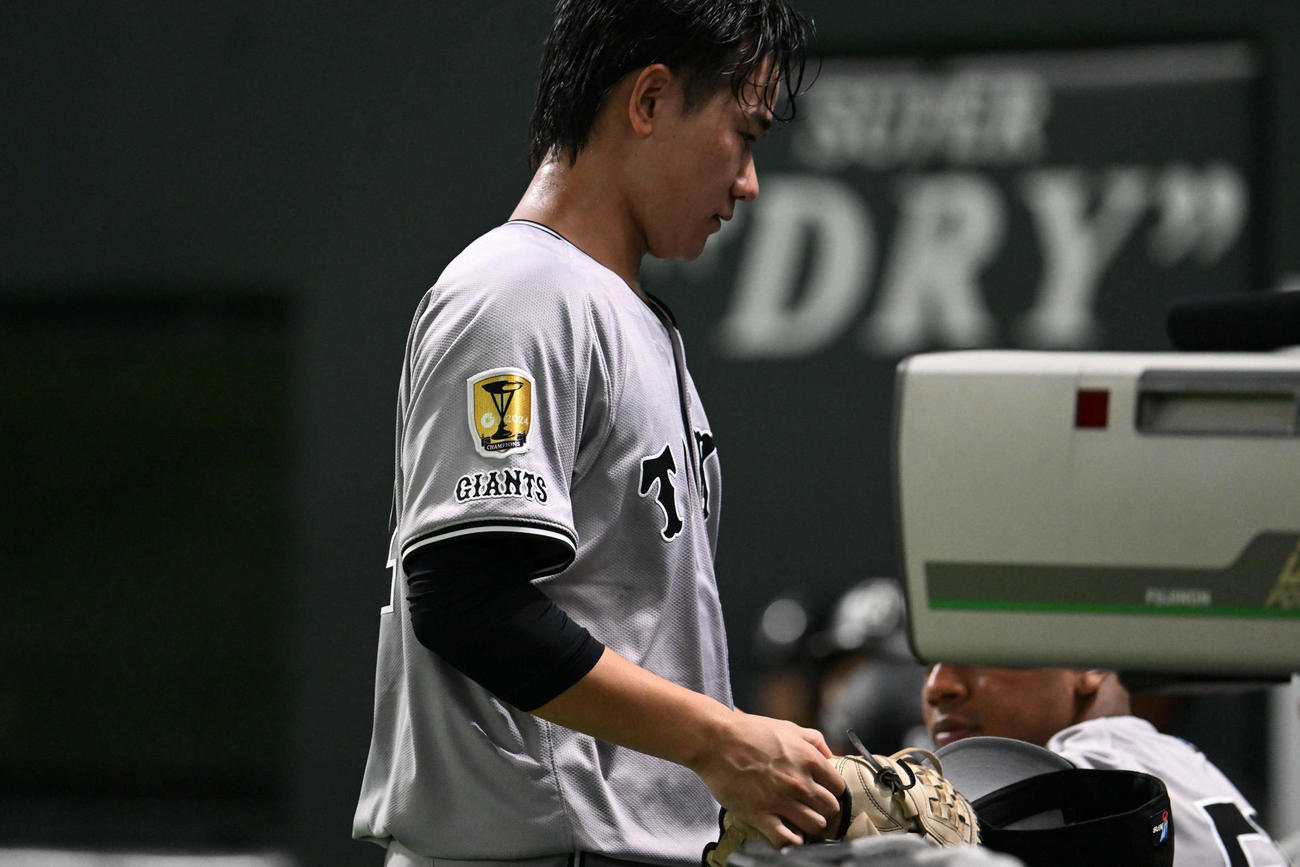 ソフトバンク対巨人　2回裏ソフトバンク1死一、二塁、打者周東に投じた球が頭部に当たり危険球退場となった井上（撮影・林敢治）