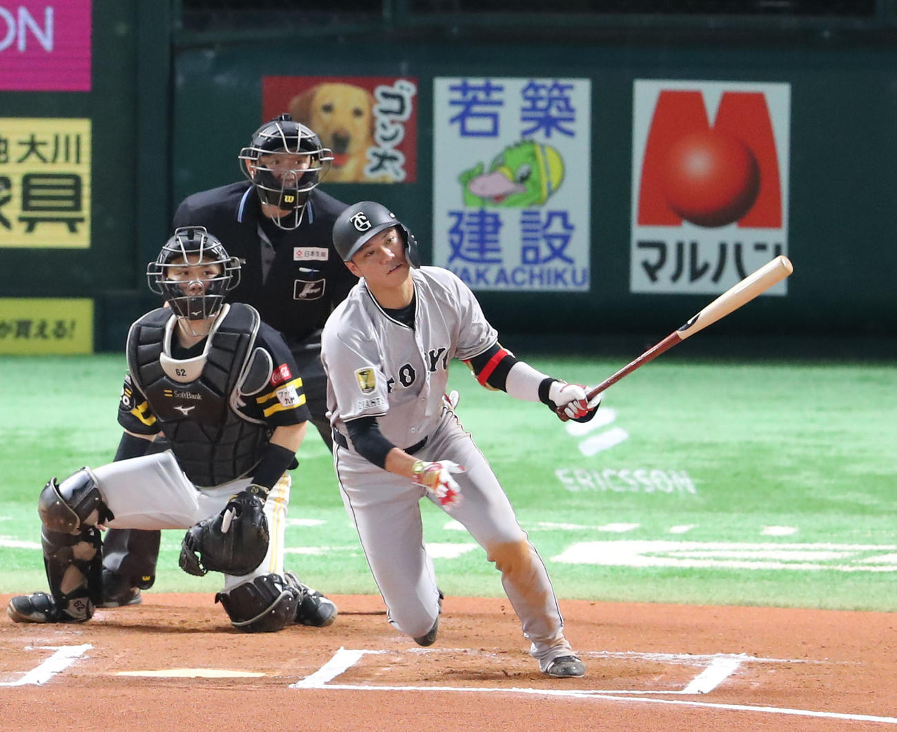 ソフトバンク対巨人　6回表巨人1死、坂本は左前打を放つ（撮影・梅根麻紀）