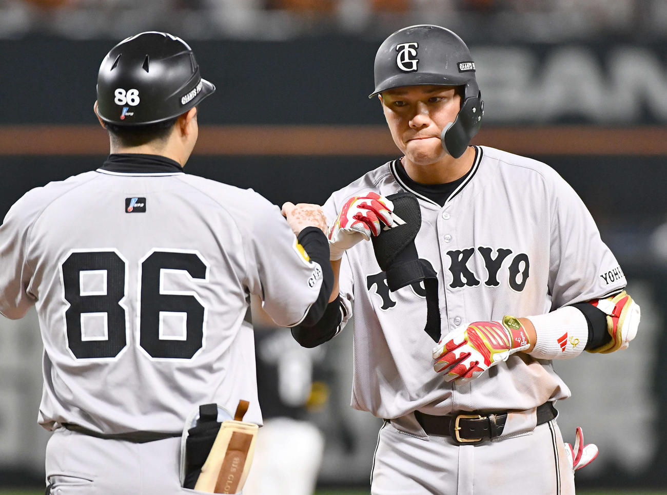 ソフトバンク対巨人　6回表巨人1死、左前安打を放った坂本（右）は古城コーチとタッチを交わす（撮影・岩下翔太）