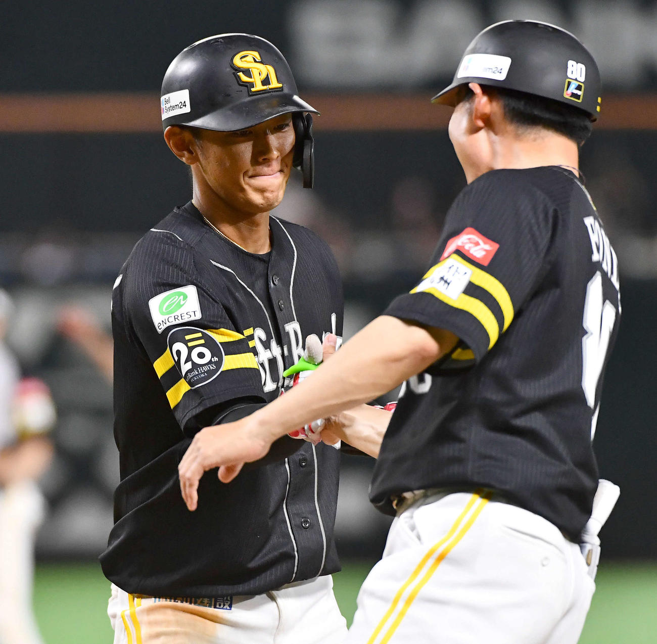 ソフトバンク対巨人　8回裏ソフトバンク1死満塁、勝ち越しの左前適時打を放ち、本多コーチ（右）とタッチを交わす今宮（撮影・岩下翔太）