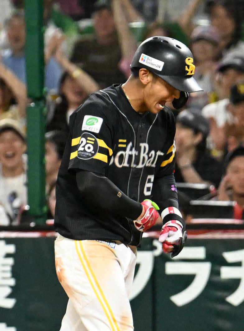 ソフトバンク対巨人　8回裏ソフトバンク1死満塁、今宮は勝ち越し適時打を放つ（撮影・林敢治）
