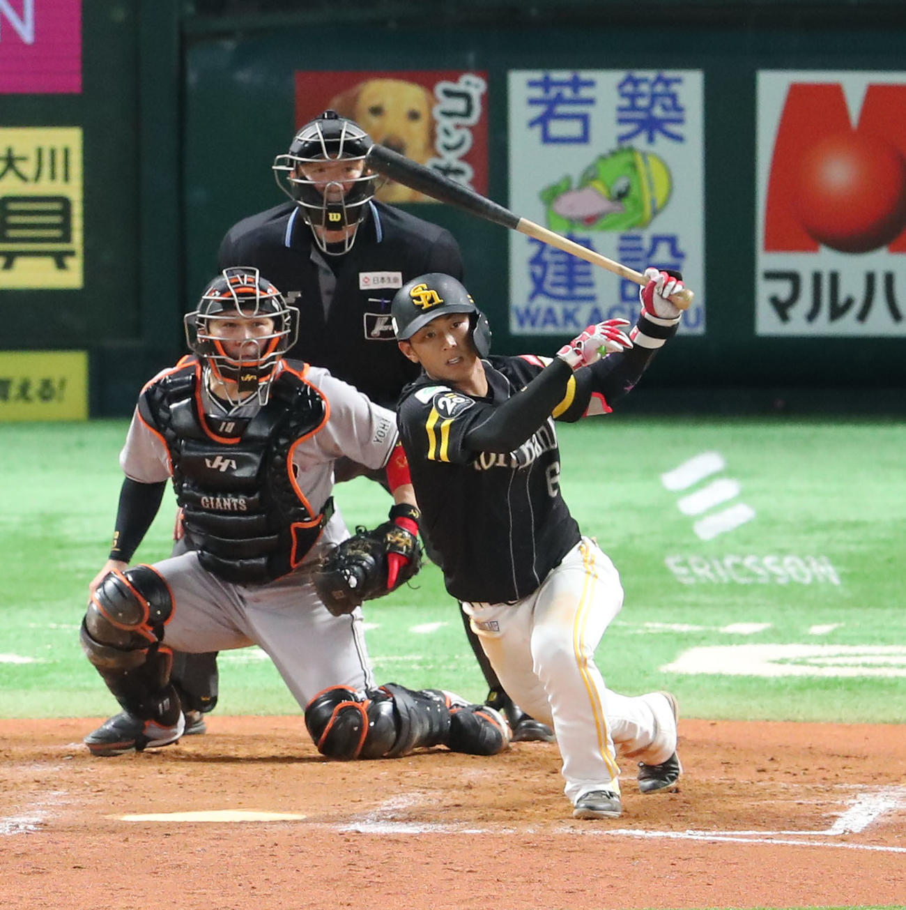ソフトバンク対巨人　7回裏ソフトバンク1死満塁、今宮は左前に勝ち越し適時打を放つ（撮影・梅根麻紀）