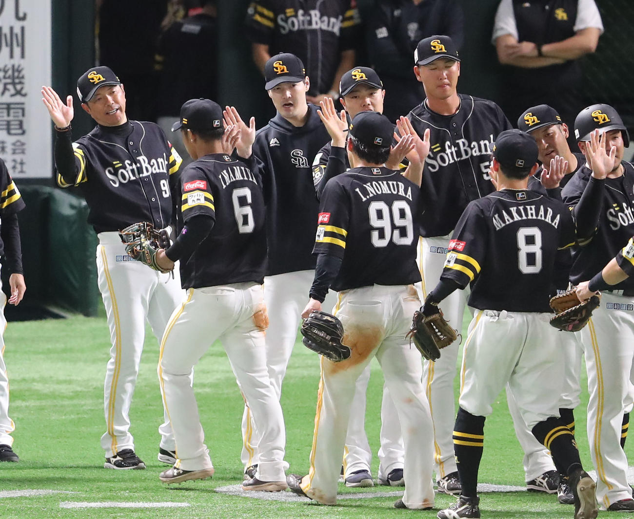 ソフトバンク対巨人　ベンチ前で今宮を出迎える小久保監督（撮影・梅根麻紀）