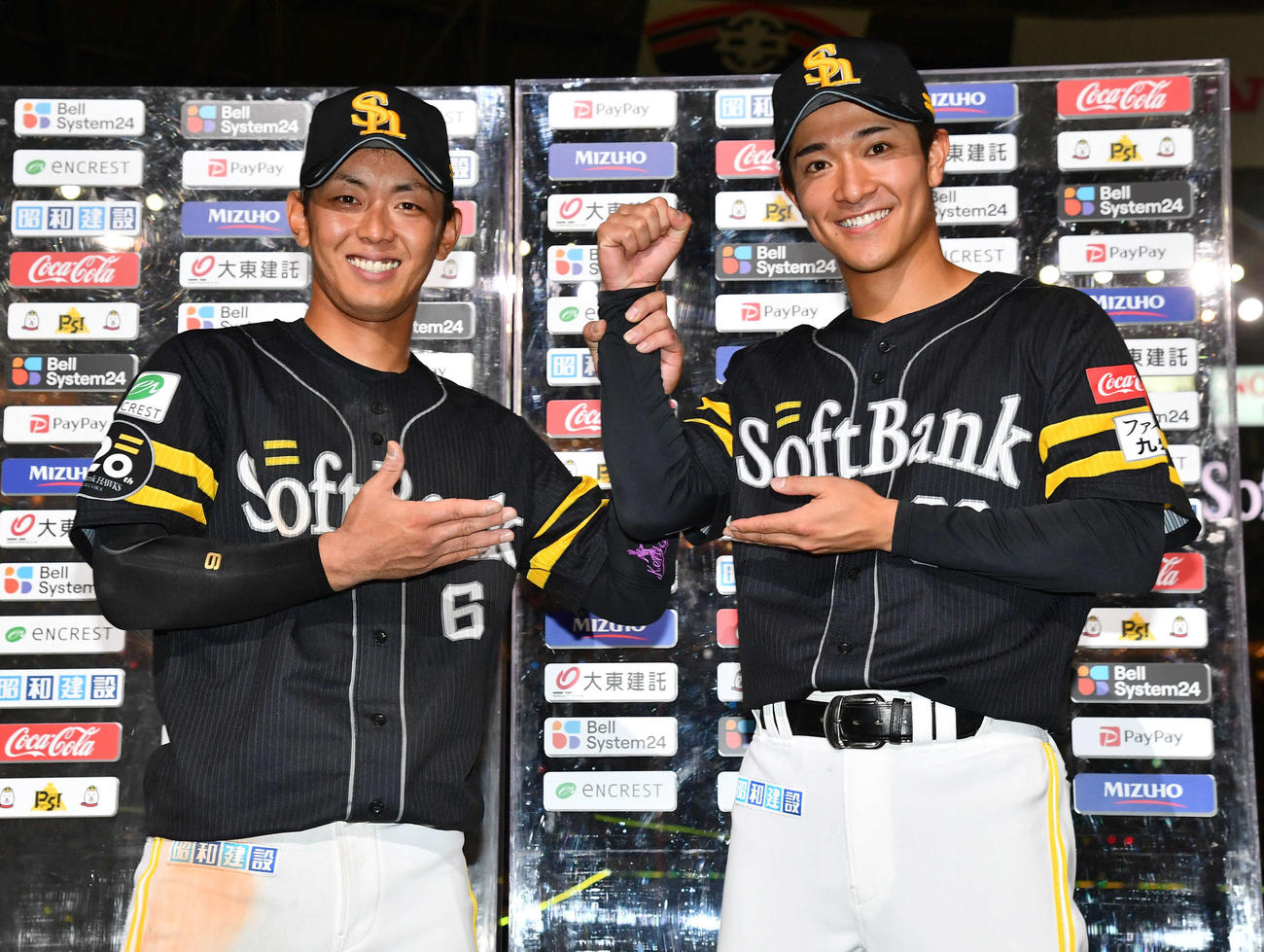 ソフトバンク対巨人　巨人に勝利し、お立ち台で互いにヒーローを譲り合う今宮（左）と柳町（撮影・岩下翔太）