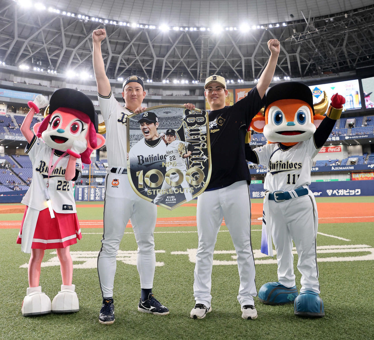 オリックス対DeNA　通算1000奪三振ボードを手に昇天ポーズを決める九里（右）と杉本（撮影・宮崎幸一）